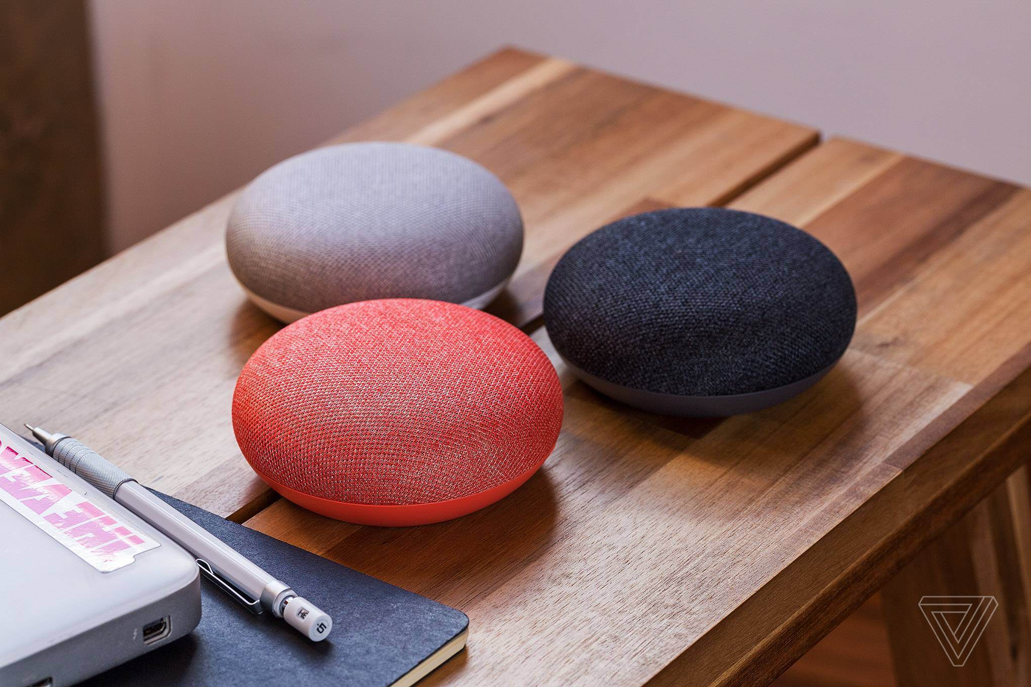 Google Home mini sur table