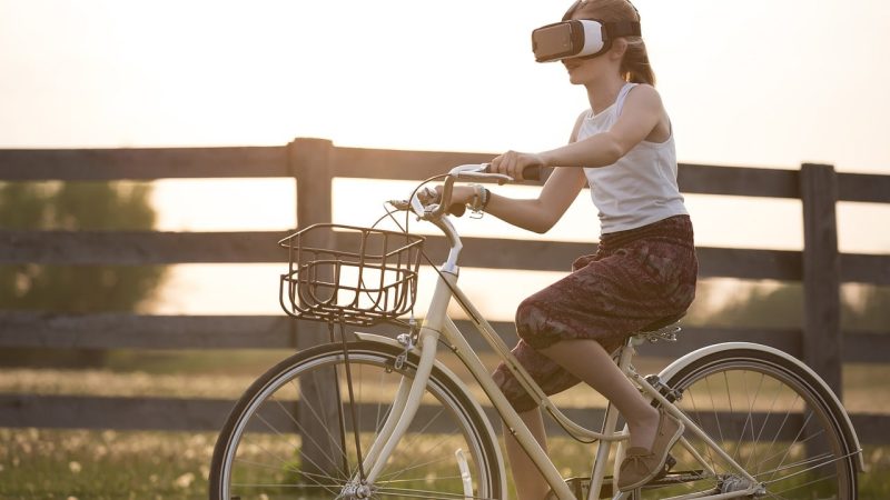 Cycliste avec un casque de réalité augmentée.